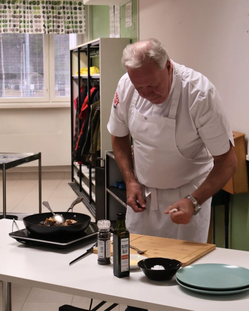 Antti Vahtera pitämässä pihvinpaistokoulua Hyrynsalmen Yhtenäiskoululla