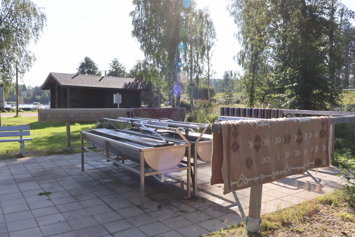 Kuva Saukkoniemen matonpesupaikalta, jossa mattoja kuivumassa.