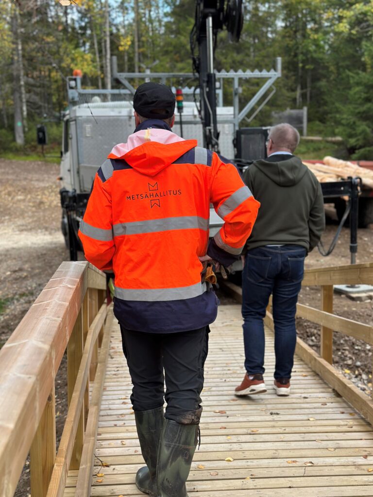 Metsähallituksen työntekijä kävelemässä työmaa-alueela