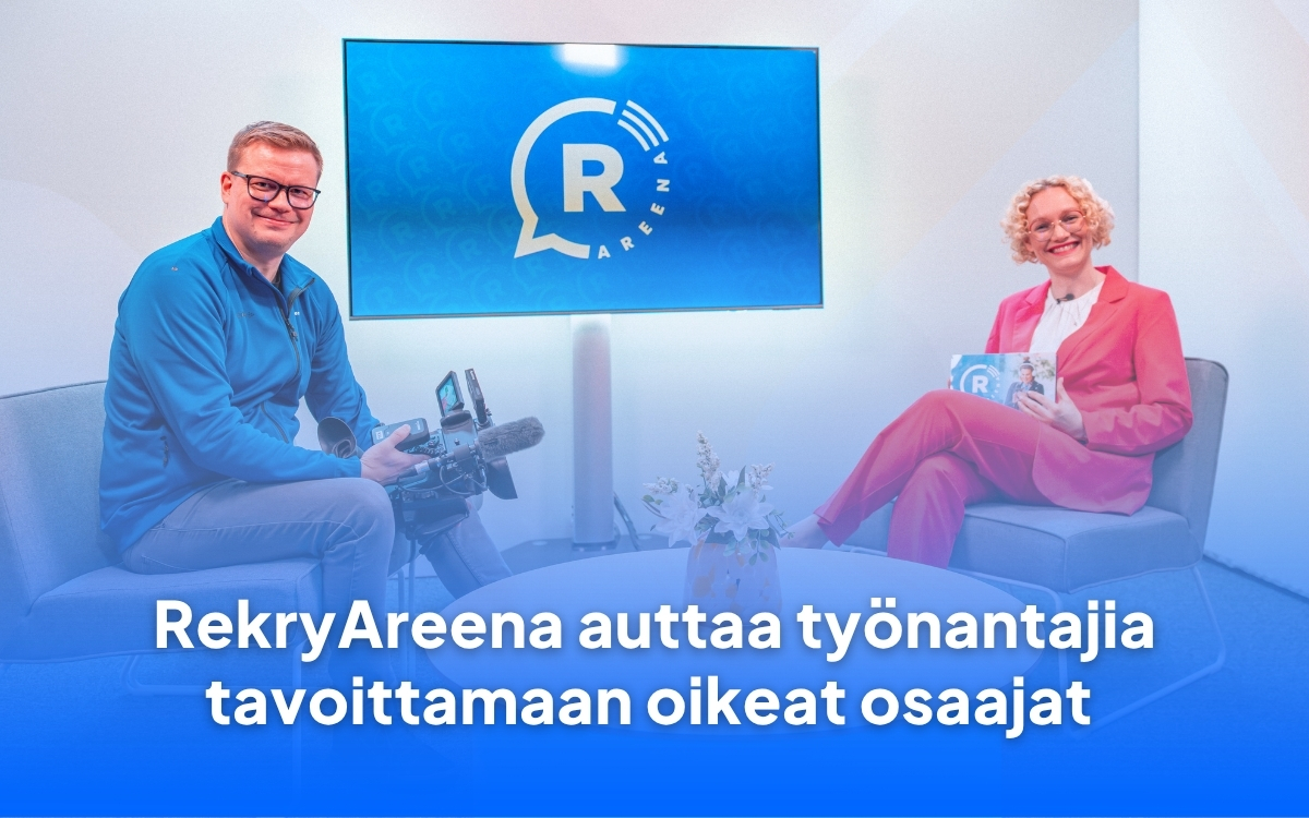 Kuva naisesta ja miehestä istumassa studiossa. Kuvassa lukee: RekryAreena auttaa työnantajia tavoittamaan oikeat osaajat